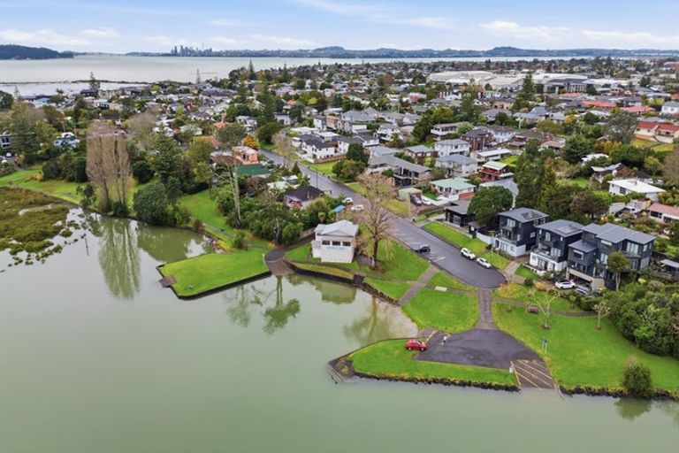 Photo of property in 2/2 Chapman Road, Te Atatu Peninsula, Auckland, 0610