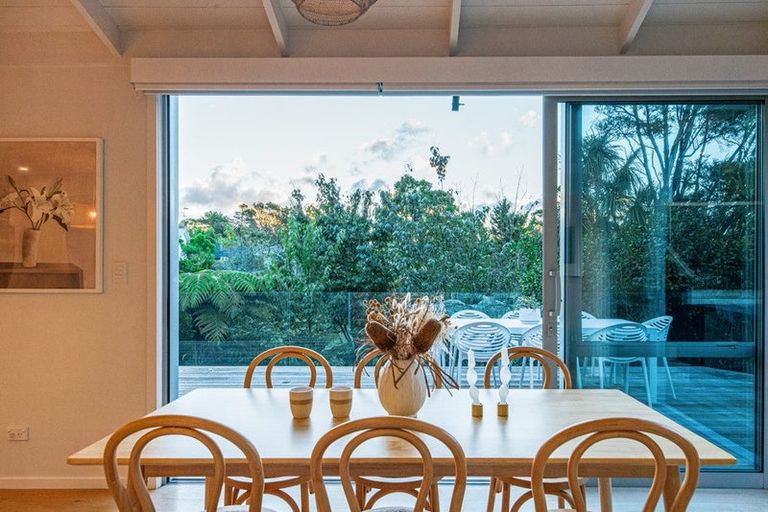 Photo of property in 22 Woodfern Crescent, Titirangi, Auckland, 0604