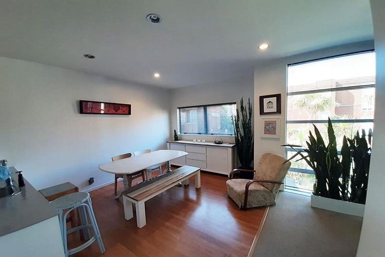 Photo of property in 76g Edmonton Road, Henderson, Auckland, 0612