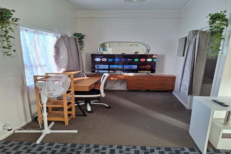 Photo of property in 2/918 Beach Road, Waiake, Auckland, 0630