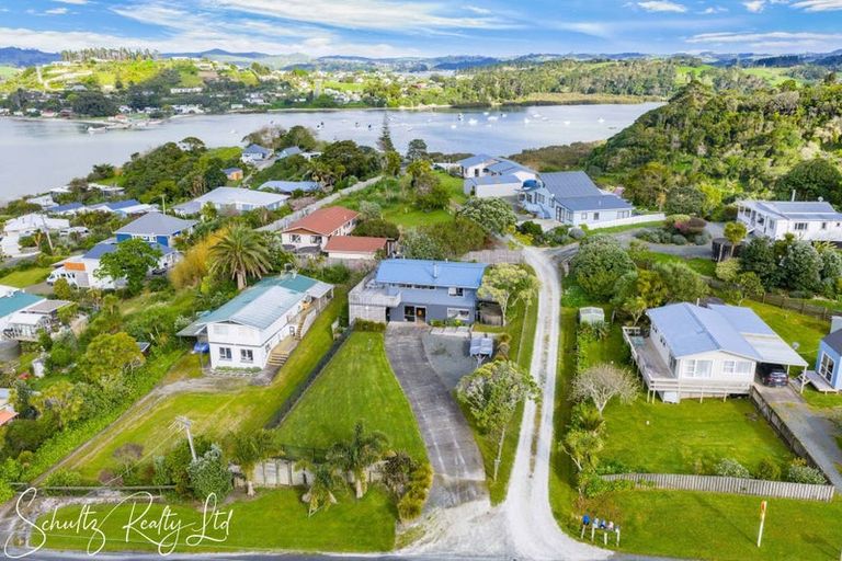 Photo of property in 23 Oxford Street, Whakapirau, 0583