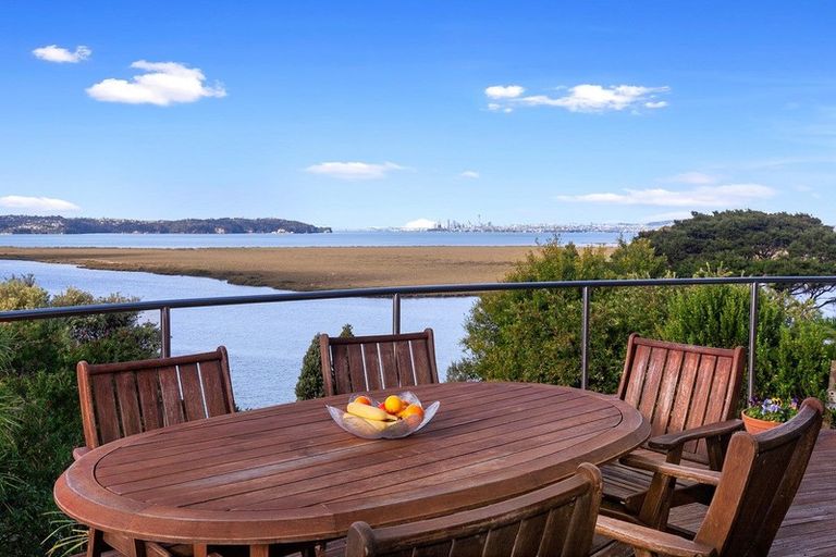 Photo of property in 187 West Harbour Drive, West Harbour, Auckland, 0618