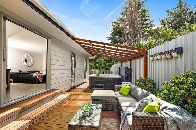 Photo of property in 32 John Downs Drive, Browns Bay, Auckland, 0630