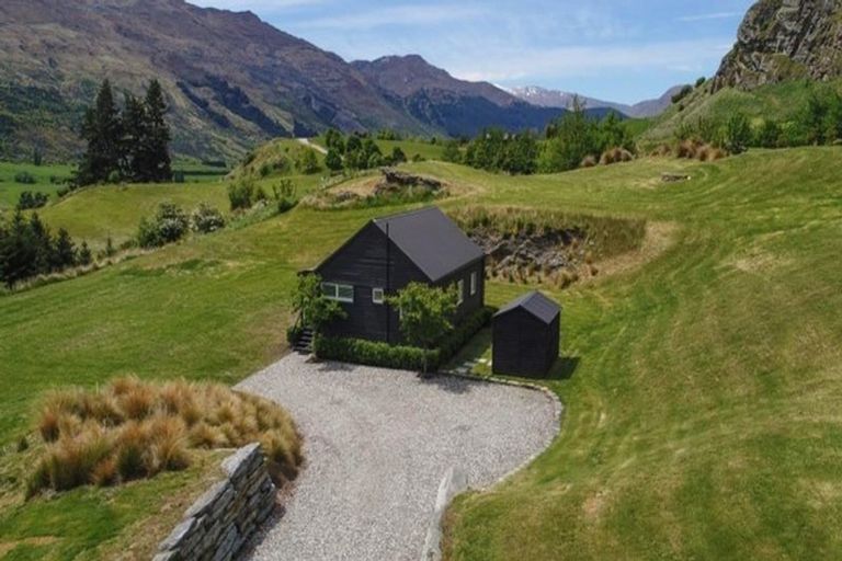 Photo of property in 40 Toka Road, Dalefield, Queenstown, 9371