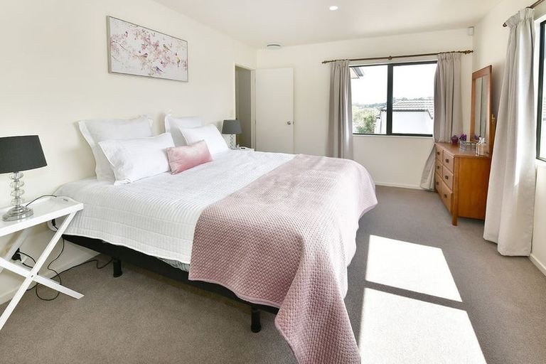 Photo of property in 13b Sunnydale Place, Oteha, Auckland, 0632