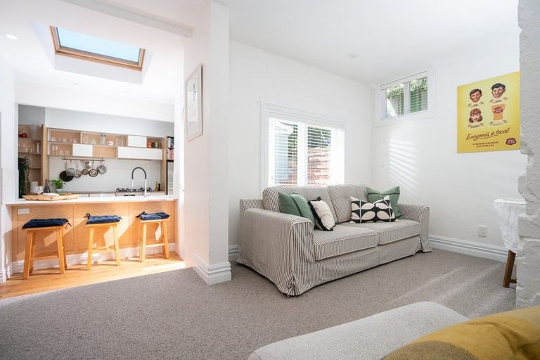 Photo of property in 16 Hawker Street, Mount Victoria, Wellington, 6011