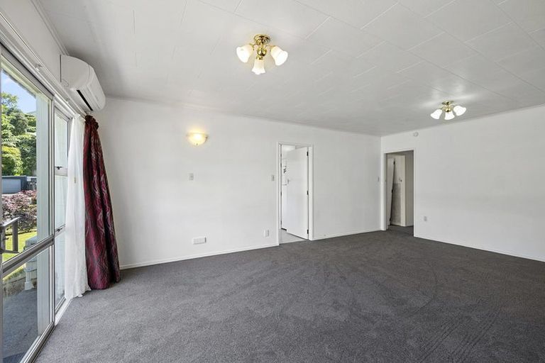 Photo of property in 1/12 Ambury Place, Merrilands, New Plymouth, 4312