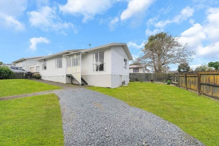 Photo of property in 1/3 Etherton Drive, Weymouth, Auckland, 2103
