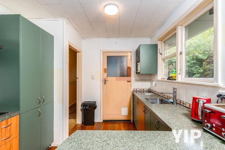 Photo of property in 106 Ruskin Road, Newlands, Wellington, 6037