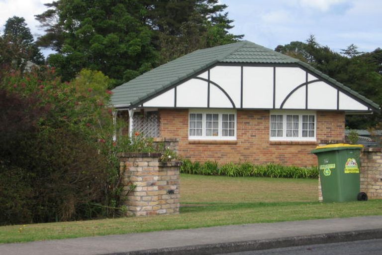 Photo of property in 42 Avonleigh Road, Green Bay, Auckland, 0604