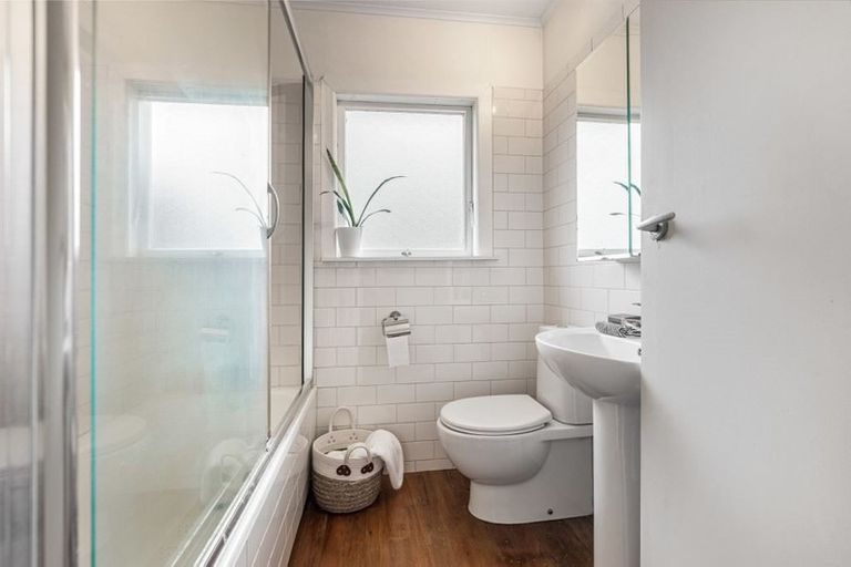 Photo of property in 1/7 Arahia Street, Northcote, Auckland, 0627