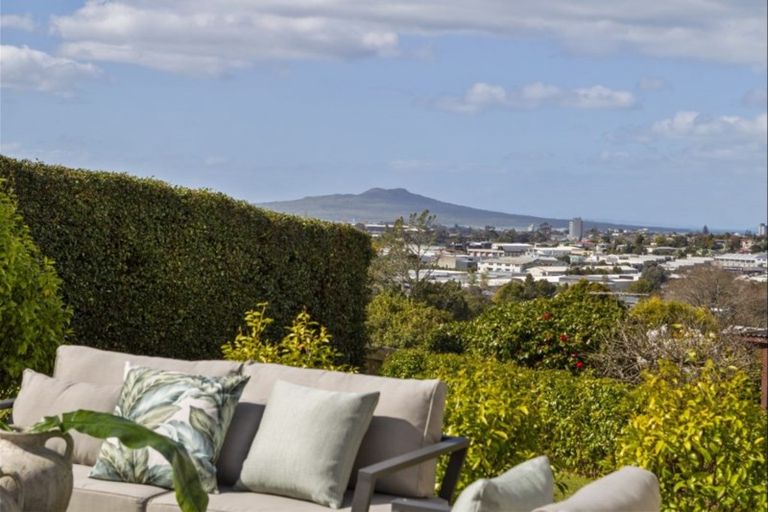 Photo of property in 12 Ross Avenue, Glenfield, Auckland, 0629