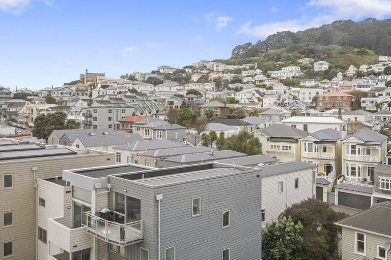 Photo of property in 7e/5 Kent Terrace, Mount Victoria, Wellington, 6011