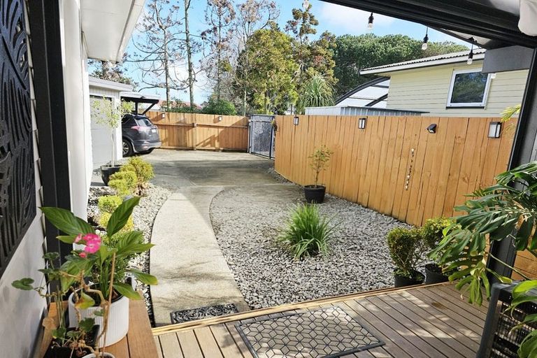 Photo of property in 3/93 Hobsonville Road, West Harbour, Auckland, 0618