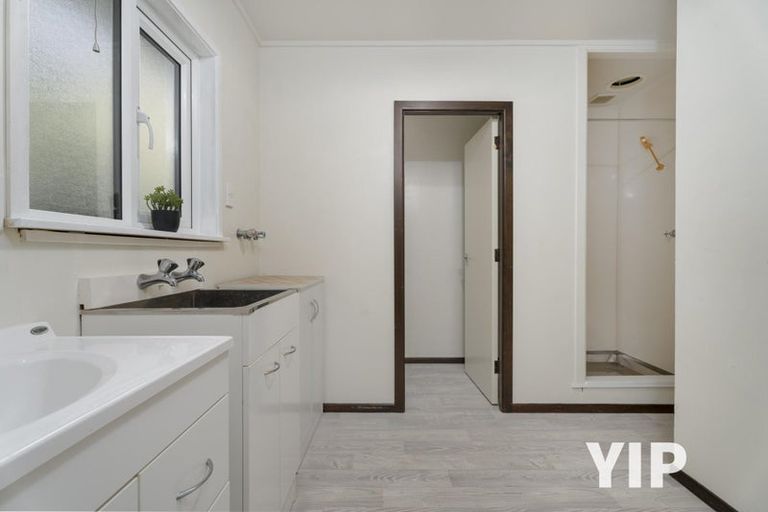 Photo of property in 2/15 Bloomsbury Grove, Newlands, Wellington, 6037