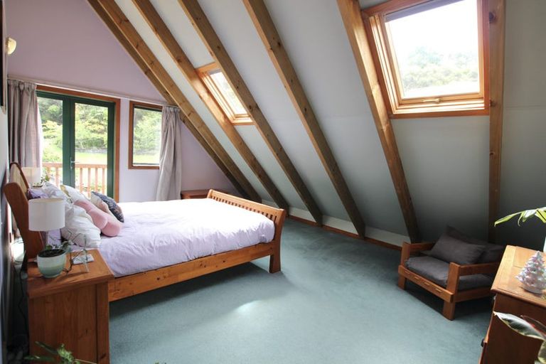 Photo of property in 2 Cascade Avenue, Waiatarua, Auckland, 0604