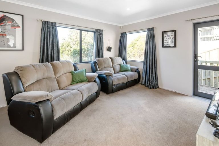 Photo of property in 29 Stewart Drive, Newlands, Wellington, 6037