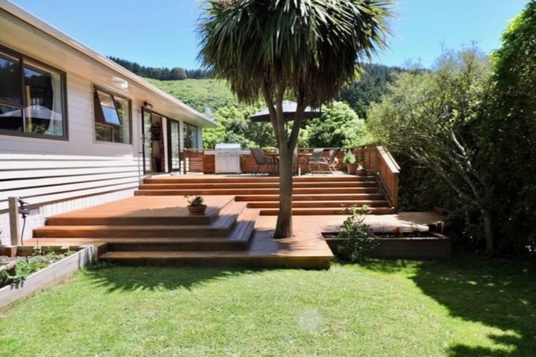 Photo of property in 86 Larsen Crescent, Tawa, Wellington, 5028