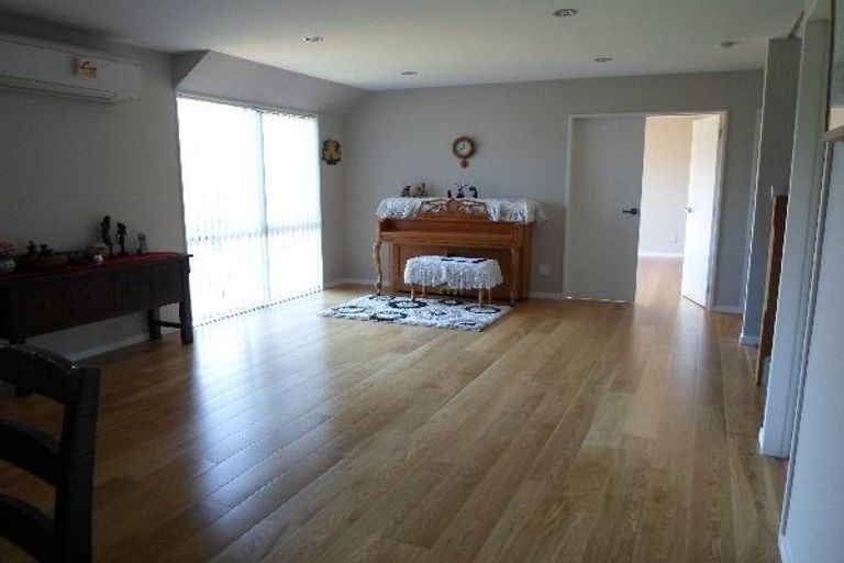 Photo of property in 20 Lakeridge Close, Northcross, Auckland, 0632