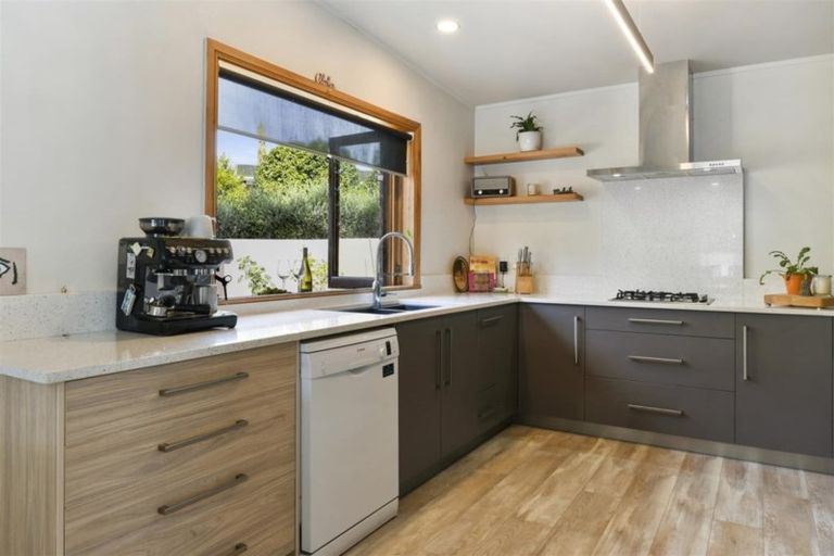Photo of property in 7 Naera Place, Kawaha Point, Rotorua, 3010
