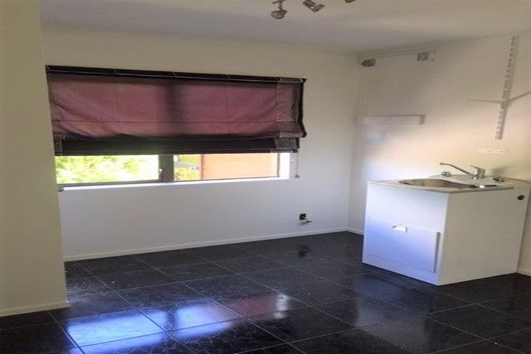 Photo of property in 14 Atlantis Place, Totara Vale, Auckland, 0629