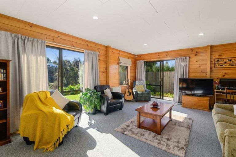 Photo of property in 10 Heaphy Place, Pukehangi, Rotorua, 3015