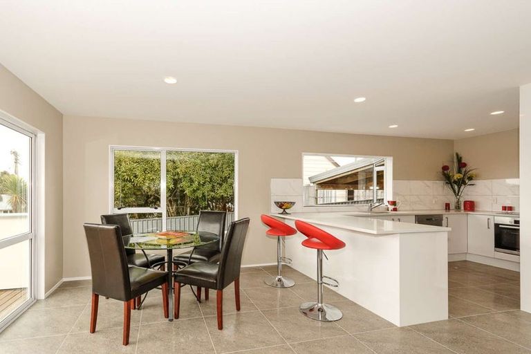 Photo of property in 15d Sarona Avenue, Glen Eden, Auckland, 0602