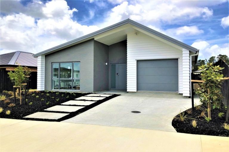 Photo of property in 39 Lumbarda Drive, Kumeu, 0810
