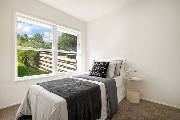 Photo of property in 2/5 Battle Place, Glenfield, Auckland, 0629