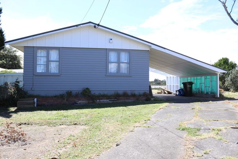 Photo of property in 10 Ingleby Place, Kelston, Auckland, 0602