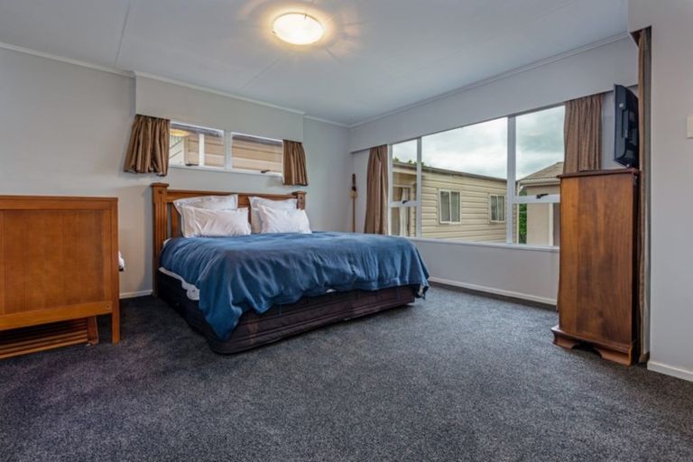 Photo of property in 86 Wikiriwhi Crescent, Awapuni, Palmerston North, 4412