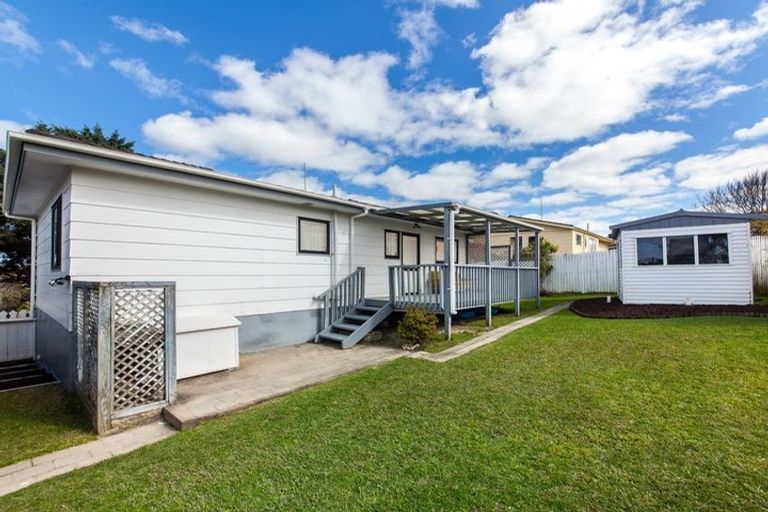 Photo of property in 17 Benchmark Drive, Massey, Auckland, 0614