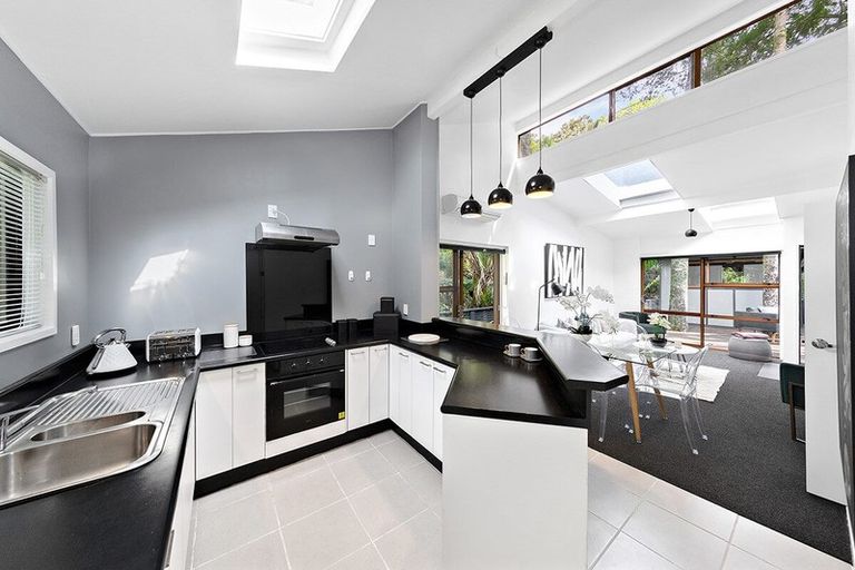 Photo of property in 1/9a Wyvern Place, Glenfield, Auckland, 0629