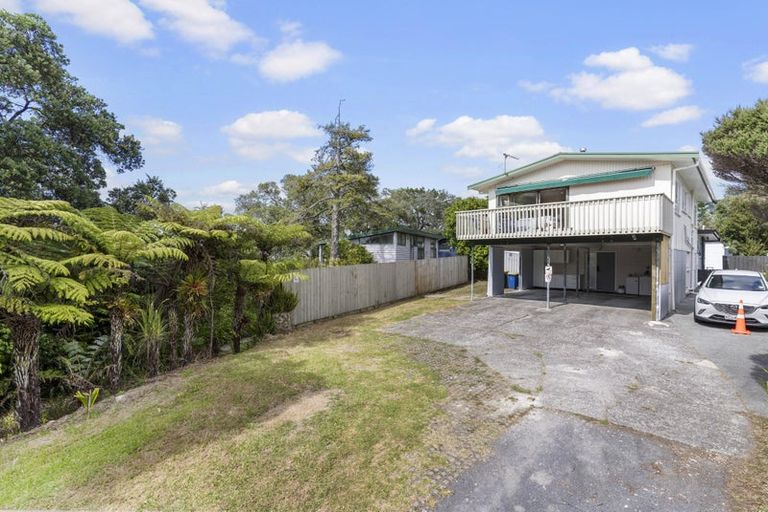 Photo of property in 21a Cleve Road, Green Bay, Auckland, 0604