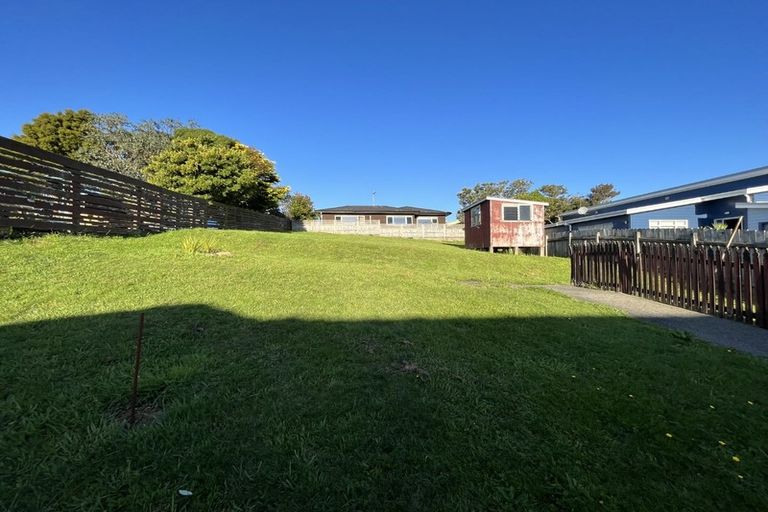 Photo of property in 8 Warrington Grove, Newlands, Wellington, 6037