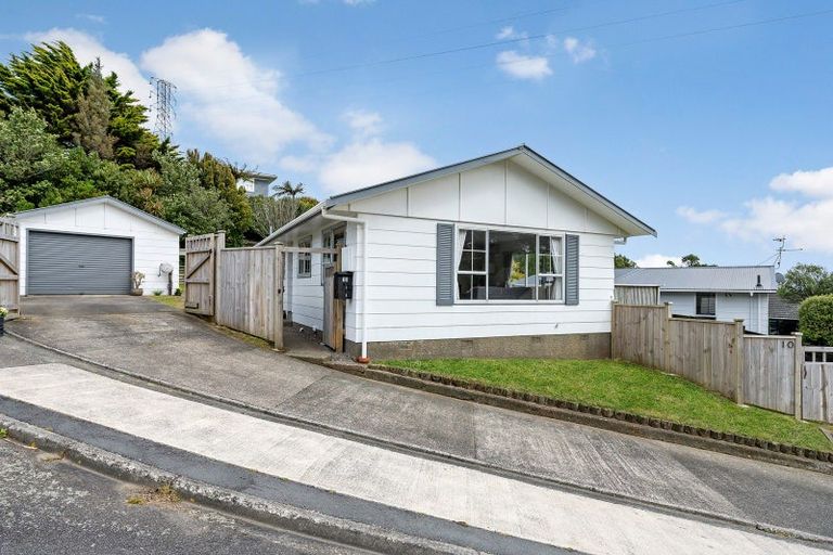 Photo of property in 10 Pimlico Place, Newlands, Wellington, 6037