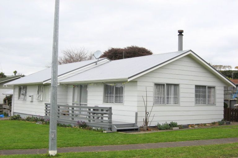 Photo of property in 1 Elgin Grove, Merrilands, New Plymouth, 4312