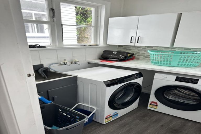 Photo of property in 114 Pinehaven Road, Pinehaven, Upper Hutt, 5019