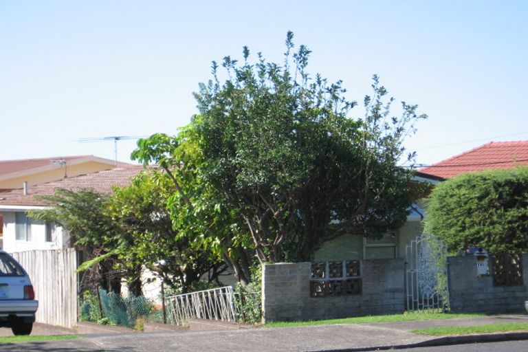 Photo of property in 2/611 Beach Road, Rothesay Bay, Auckland, 0630