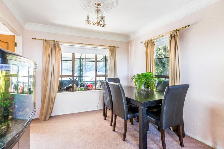 Photo of property in 30 Hoskins Avenue, Hillsborough, Auckland, 1042