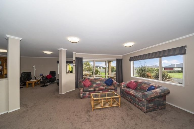 Photo of property in 8 Larlin Heights, Hawera, 4675