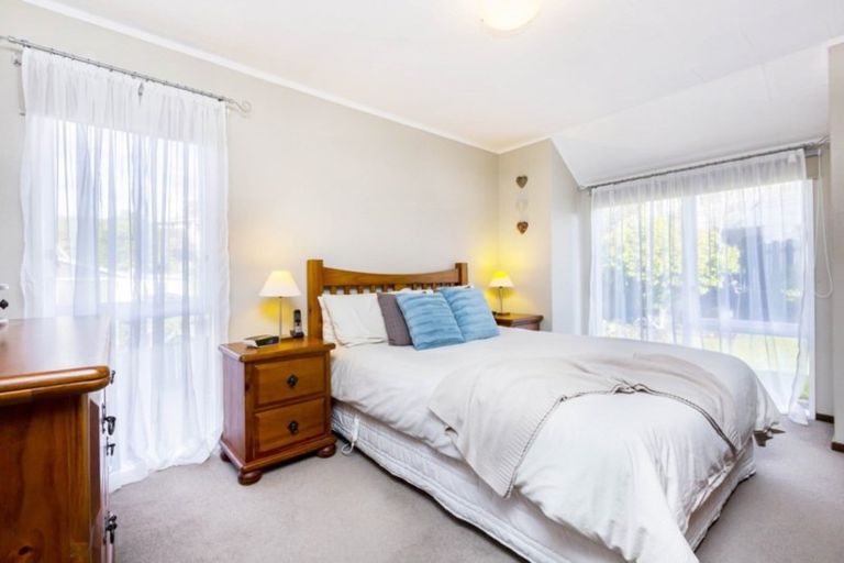 Photo of property in 2 Tapestry Grove, Silverstream, Upper Hutt, 5019
