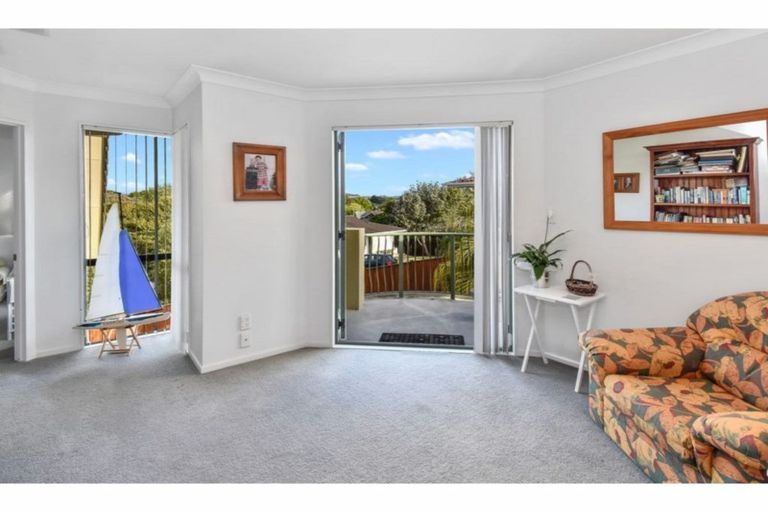 Photo of property in 2/11 The Rosebowl, Sunnyhills, Auckland, 2010