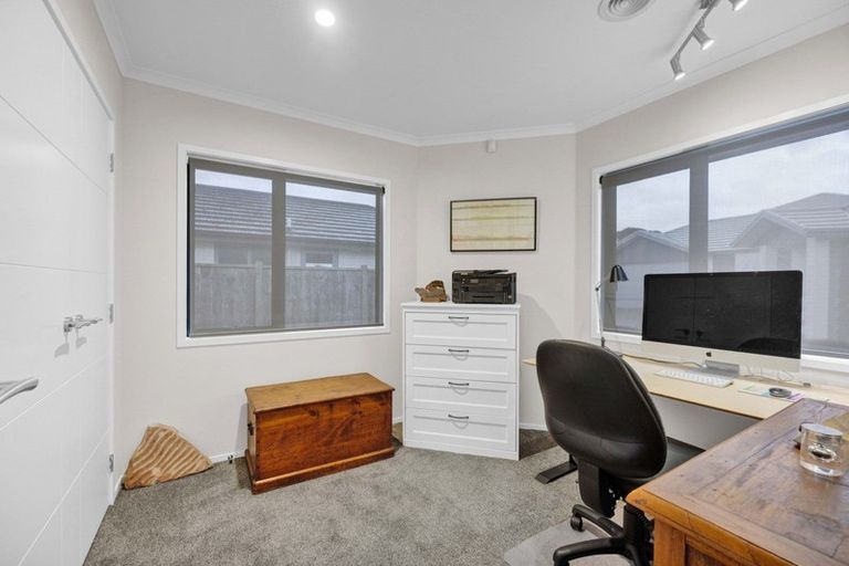 Photo of property in 8 Greenridge Lane, Merrilands, New Plymouth, 4312