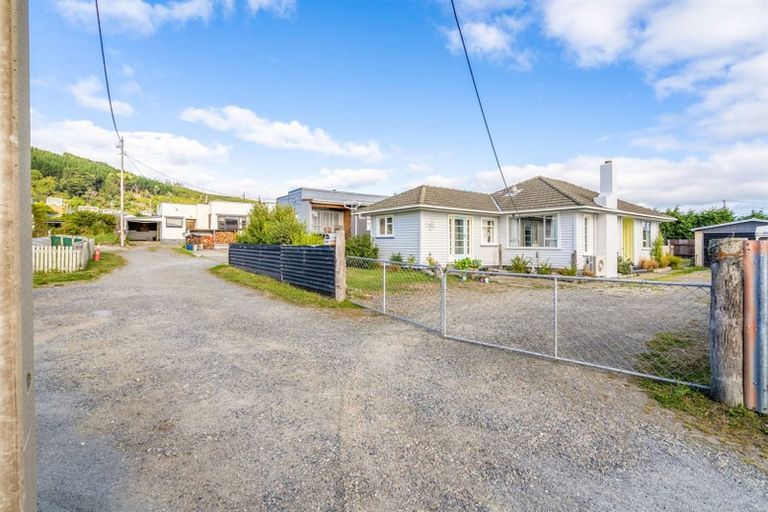 Photo of property in 246f Marine Parade, Bluff, 9814