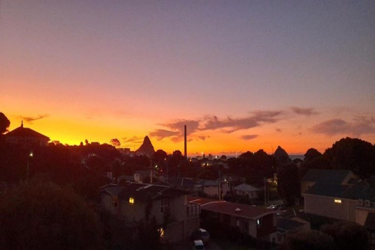 Photo of property in 2/422 Devon Street West, Lynmouth, New Plymouth, 4310