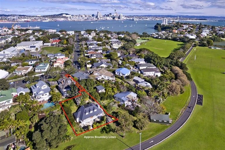 Photo of property in 48a Waterview Road, Stanley Point, Auckland, 0624