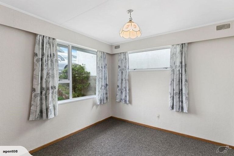 Photo of property in 28-28b Jane Grove, Paparangi, Wellington, 6037