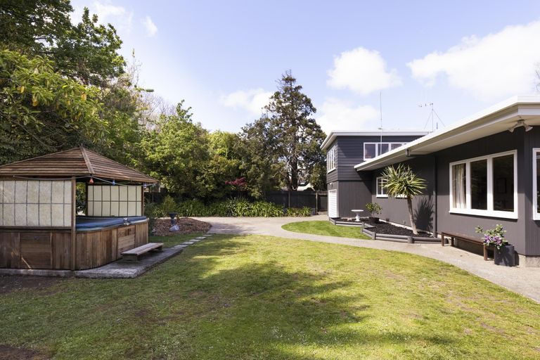 Photo of property in 562 Featherston Street, Roslyn, Palmerston North, 4414