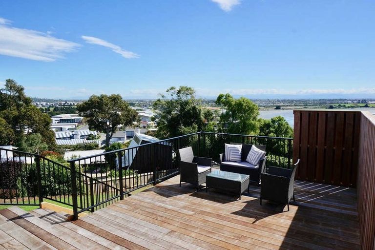 Photo of property in 27 Cannon Hill Crescent, Mount Pleasant, Christchurch, 8081